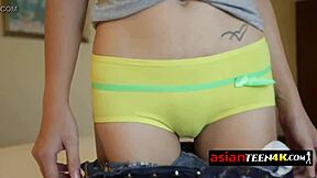 אסיאתית פרועה 18+ רוכבת זין ענק בפומבי?