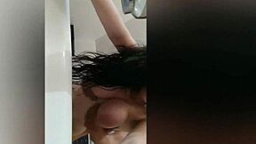 Jestem Tak Podniecona, Oglądając Neyla Kimy, Seksowną Brunetkę, Onanizującą Się W Łazience Z Dildem I Zostającą Sodomizowaną