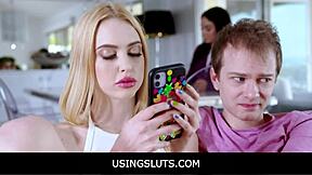 Stedbror bruger telefonafhængig stedsøsters krop til fetish ønsker