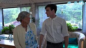 Geile Oma öffentlicher Sex! Oma spritzt hart nach massivem Orgasmus von einem hilfreichen Fremden im Freien