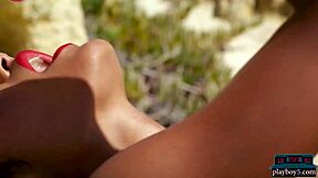 Hint milf güzeli Angel Constance büyük doğal memelerini solo gösteriyor.