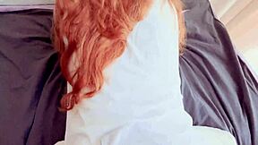 Sora vitregă roșcată excitată geme extaziat în poziția misionar. Fratele vitreg o fut pe pizda strâmtă fără păr până la orgasm de două ori.