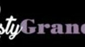 جدات شهوانيات - خادمة ناضجة في جوارب تلبي فانتازيا جامحة