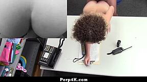 Patrzyłem jak nastolatka 18+ przechodzi intensywne przeszukanie przez ochroniarza