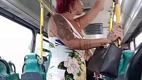Eu Me Exponho Dentro do Ônibus e o Cornô Mancha a Cueca