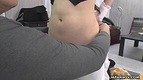 日本のメイド Reikaがボスを無修正エロティックアクションでバング。大きなおっぱいが毎回揺れる