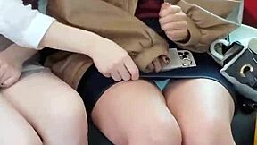 สาวน้อยญี่ปุ่นยั่วเย้าแสดงส้นในบนรถไฟแออัด ชายเสื้อเล่นful ของพวกเธอเปิดเผยพอที่จะล่อใจ