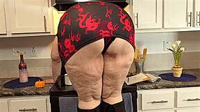 Hvorfor blottet denne store rumpe hushjelpen i minikjole ben under inspeksjoner?