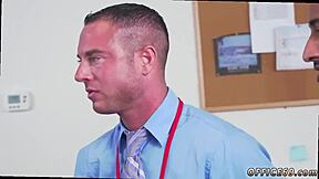 Britisk 18+ kille dyker in i rå gayknull med kåta killar