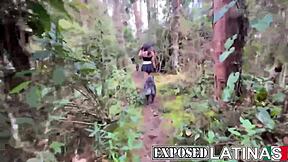 Hei, mau lihat gue ngewe tetangga Latin milf di hutan?