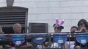 我爱公共场合露裙底逼，幻想节人群疯狂