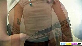 brookeskye pokazuje ogrlicu tokom nežnog svlačenja zadirkivanja