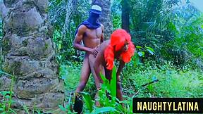 På offentlig sted dykker hun inn i bushen hans mens han knuller henne hardt i missionary