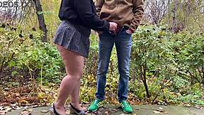 Dikke milf in kort tienermeisjesrok houdt mijn pik vast terwijl ik buiten plas