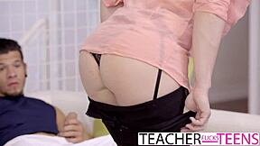 Profesoara fierbinte Jennifer White ia anal dublu de la studenți