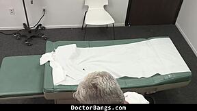 Doctorul și asistenta dau pacientului 18+ pastila specială