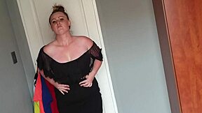 Uhh, tučná dievka skúša šaty pre zábavu, vieš?