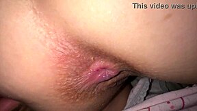 Ojczym nurkuje w cipkę i ładuje majtki spermą. Mała dziewczynka w rajstopach na zewnątrz.