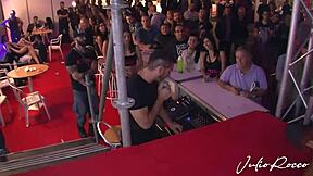 청중에서 나온 라티나 여자, 나초와 야외 공공 블로잡과 박음