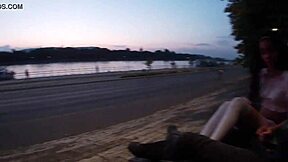 EKSTREMNA ZABAVA NA OTVORENOM s mladom lutkom u javnom POV akciji!