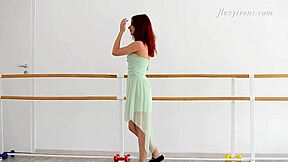 Русская красотка Злата Хамупипоке показывает супер гибкие йога-позы