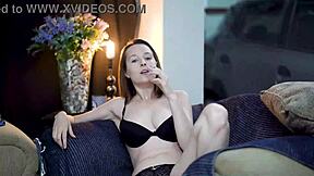 Føler tiltrækningen mens jeg ryger i sort lingerie, følelser hvirvler.