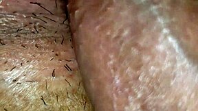 Mladá evropská dívka bere obří pták v psí poloze venku