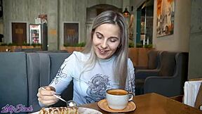 Лети Блек дразни с дистанционно вибратор в претъпкан кафене