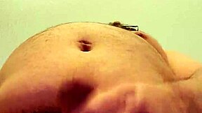 Alene runker i hotelværelse med intens nydelse