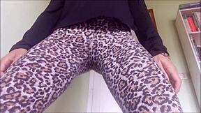 Избягвай да пръднеш така на Коледа, милф на скрита тоалетна камера