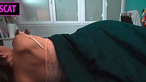 स्तेप सन ने सौतेली माँ की नंगी फोटो देखकर कंट्रोल खोया, शेयर बेड में उसे चोद दिया