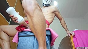 Eu vi um cara sarado usando fleshlight na janela em sessão solo