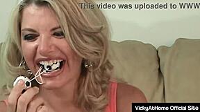 Bagaimana Vicky Vette tangani pancut di tetek dan telan?