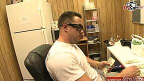 अरे, नैचुरल टिट्स वाली ब्रूनेट, स्ट्रीट पिकअप के बाद मेरे डेस्क पर इस बड़े लंड को चढ़ना चाहती हो?