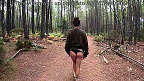 Meztelenül sétálok az erdőben, remélem, valaki keményen megbasz