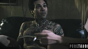 小さな18歳の手がこの2人の女子大生でいっぱい