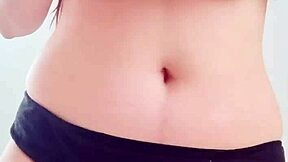 Vroča masaža privede do lizanja pičke in škropljenja na prostem.