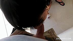 Håndterer to kukker samtidig i vill threesome