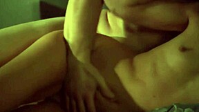 Garota magra loira faz cunilíngua e fode com o namorado