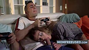 เฮ้ย อยากเห็นทวินส์มิลฟ์ให้เซ็กส์ฟรียูสกับลูกเลี้ยงในส้นสูงไหม?