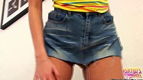 τα μικρά μου 18+ 18+ εσώρουχα καλύπτουν ελάχιστα την πούτσα κάτω από τη φούστα σε upskirt πειραγμό