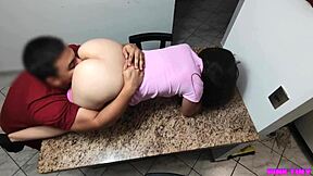 Tatlı kız üvey babasını baştan çıkarır ve tatlı olur