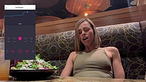 Prikrade vibrator v restavracijo za javno orgazem. Daljinski upravljalnik naredi divje!