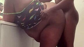 बाथरूम में क्विकी फेट BBW के साथ मॉन्स्टर लंड पावर से