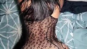 Caraca, a morena contratada tem um cuzão sexy de lingerie