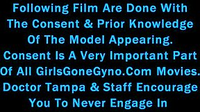 הפוך לרופא לבדוק את נובה מייבריק בהריון 8 חודשים עם ספקולום בבית חולים מהדורת קוביד