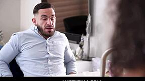 Lustyfam sisarpuoli ei saa tarpeekseen velipuolen isolta lihatukolta 😏