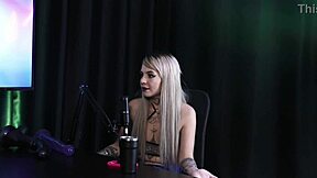 Kyra in lingerie rossa trasparente confessa: Ero una ninfomane, ho preso medicine, poi ho perso la verginità!