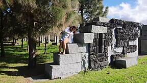 Caminhando no parque público, mostrei buceta e tetões grandes, e um estranho massageou minha bunda