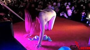 Szőke és vörös hajú érintik a puncikat nyilvános szabadtéri szexben!